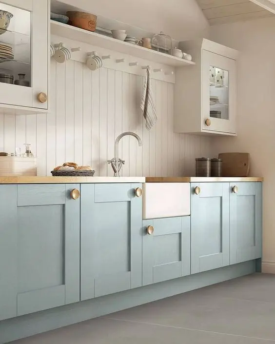 gabinete de cozinha - piso cerâmico cina laro e gabinete azul claro 