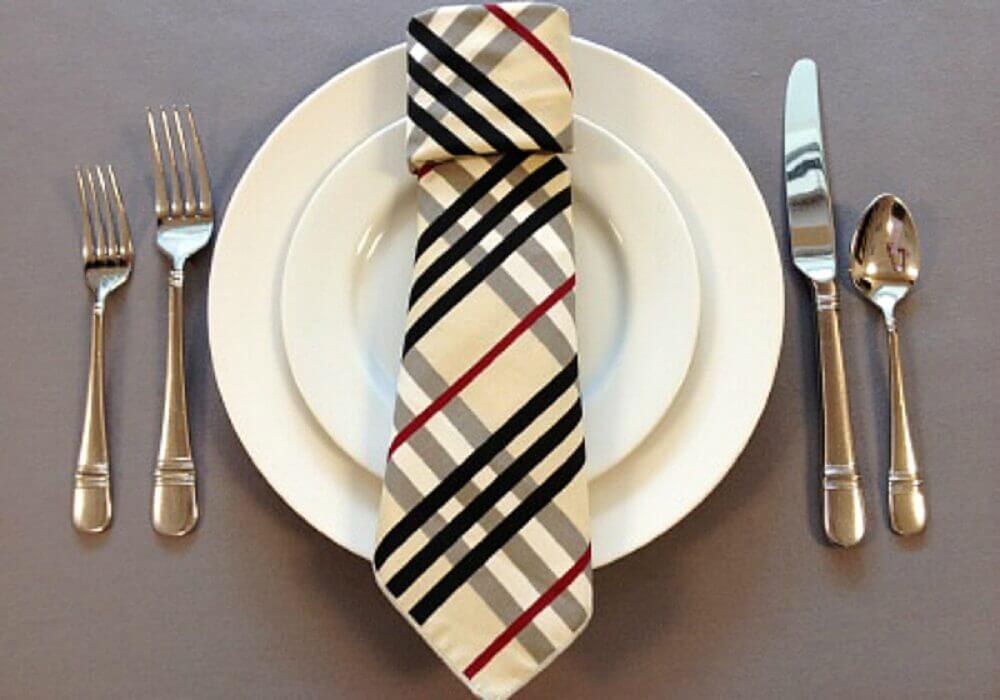 mesa para dia dos pais decorada com gravata