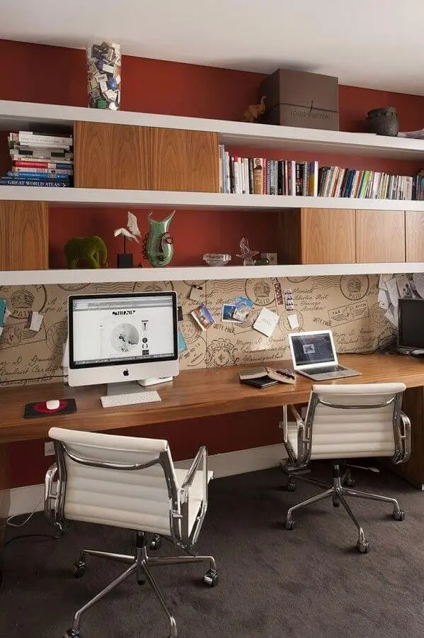 móveis para escritório com bancada de madeira e cadeiras brancas Foto Home and Interiors