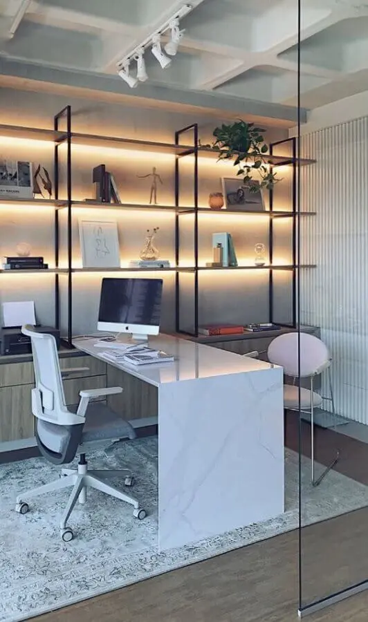 móveis para escritório com decoração moderna e iluminação embutida Foto Pinterest