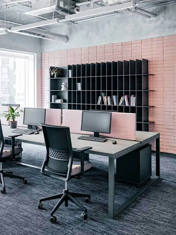móveis para escritório decorado em cinza e rosa Foto Flisol Home