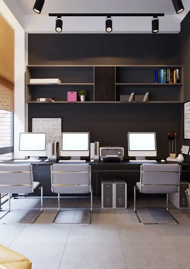 móveis para escritório moderno com cadeiras cinza com detalhe prata Foto Pinterest