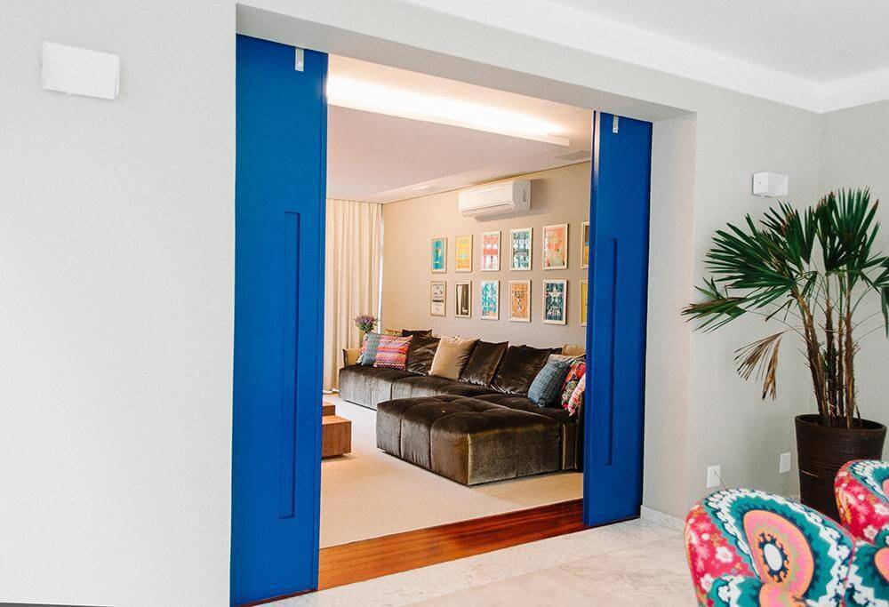 portas de madeira sala de estar azul codecorar 22514