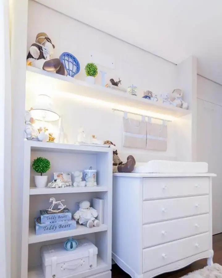 quarto de bebê com cômoda branca com trocador Foto Kids Arquitetura