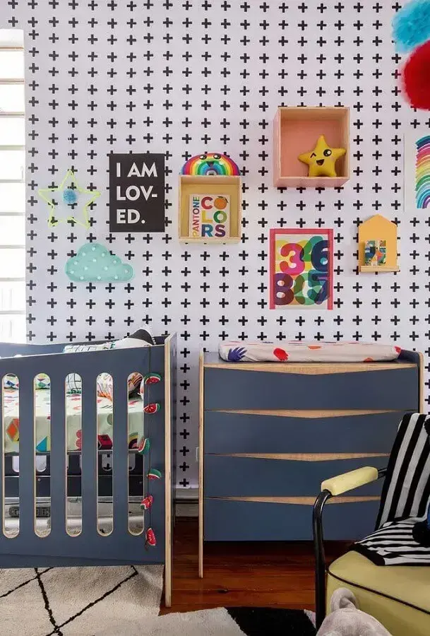 quarto de bebê decorado com cômoda azul de madeira Foto Blog da MOOUI