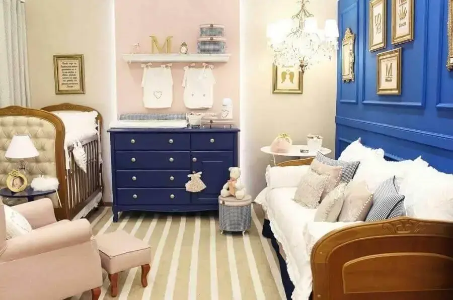 quarto de bebê decorado com cômoda azul marinho Foto Meyer Cortez