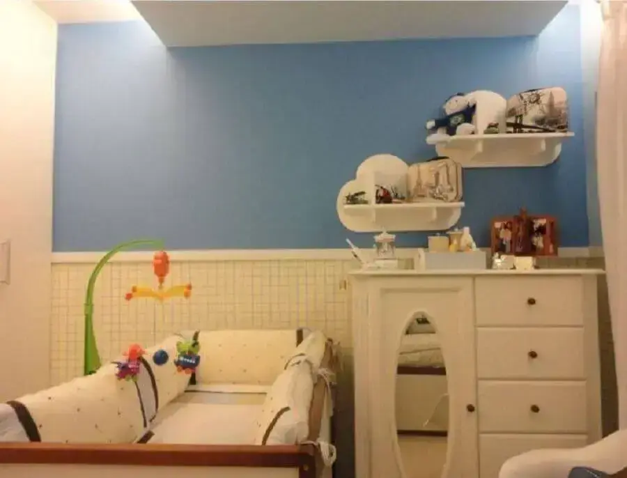 quarto de bebê decorado com cômoda branca com espelho Foto Maria Helena Torres