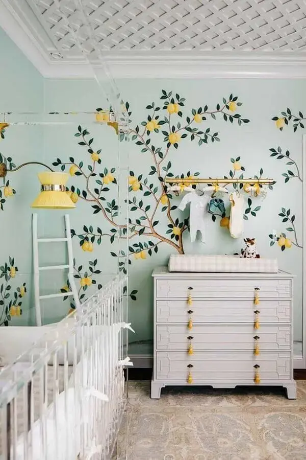 quarto de bebê decorado com papel de parede e cômoda branca com puxador amarelo Foto Le Blog