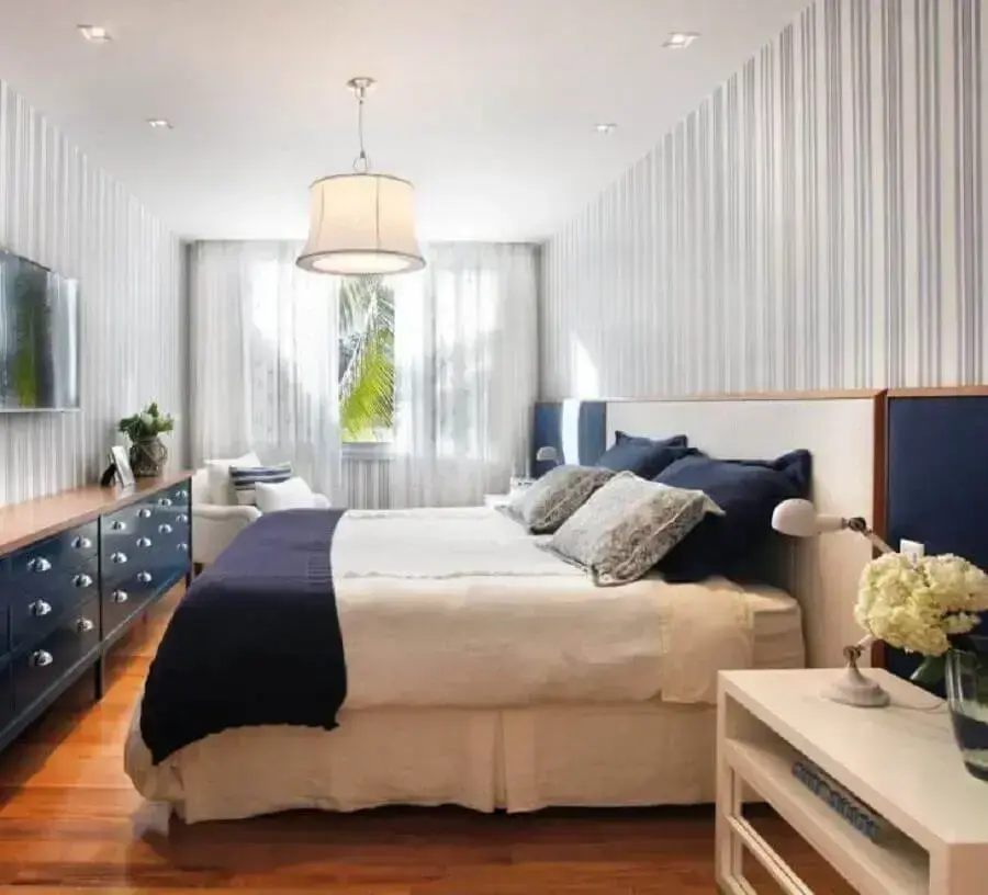 quarto de casal decorado com cômoda azul comprida com tampo de madeira Foto Paola Ribeiro