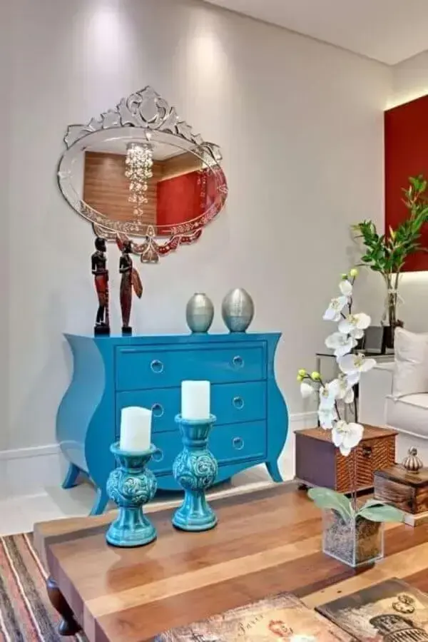 sala decorada com cômoda retrô azul Foto Andrea Bento