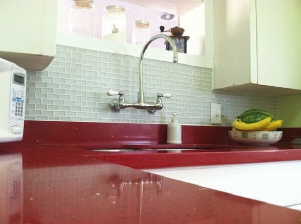 Cozinha com bancada de granito vermelho estelar e torneiras para cozinha de parede