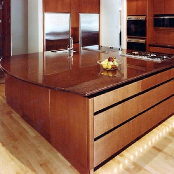 Granito vermelho com armário de madeira na cozinha