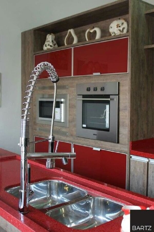 Granito vermelho estelar na cozinha moderna