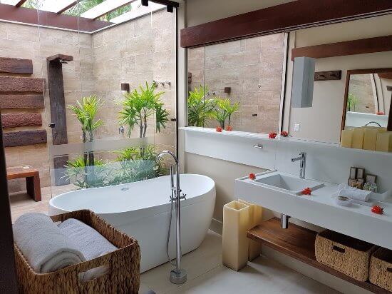 Spa em casa com banheira e parede de vidro Foto de Trip Advisor