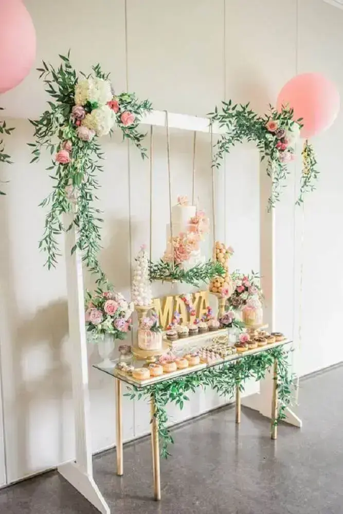 arranjos de flores para decoração de mesa de chá de fralda Foto Solo Bebes