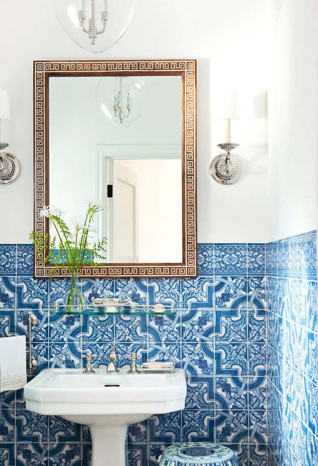 Azulejo português no banheiro simples