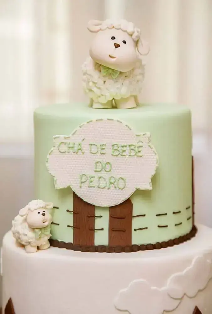 bolo para chá de bebê verde com ovelhas na decoração Foto Pinterest