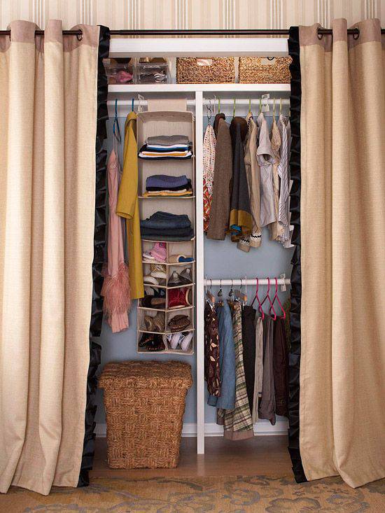 closet pequeno e barato com cortina bege