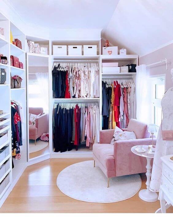 Closet pequeno feminino com poltrona rosa