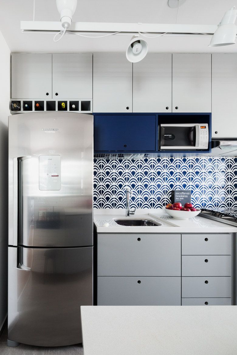 Cozinha pequena com azulejo português