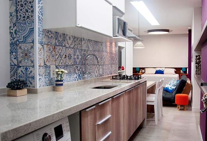 Cozinha pequena decorada com azulejo português