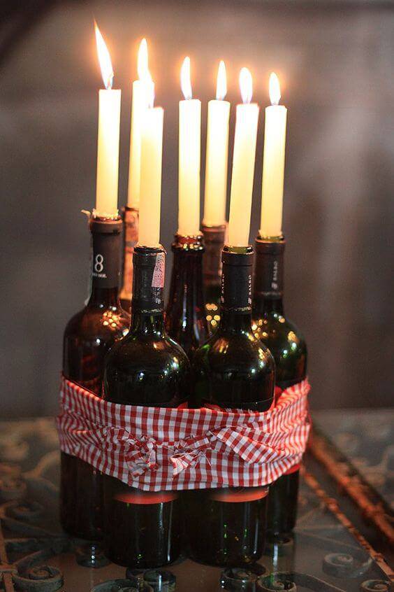 decoracao de festa centro de mesa garrafas de vinho e velas