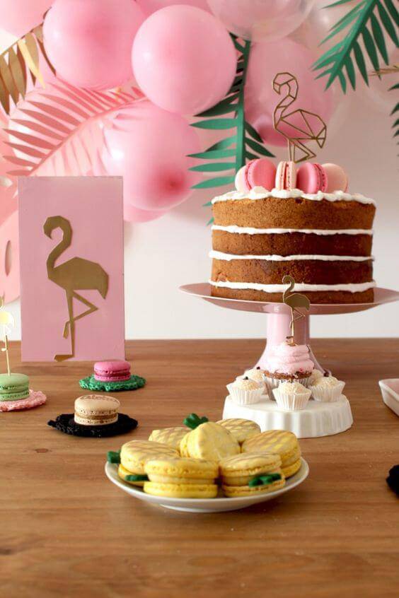 decoracao de festa mesa do bolo flamingos e macarons