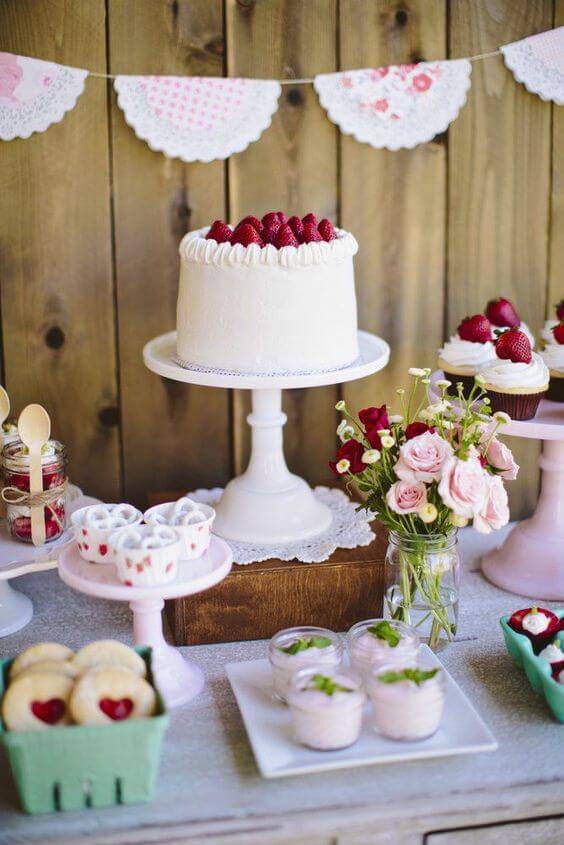 decoracao de festa mesa do bolo romantica