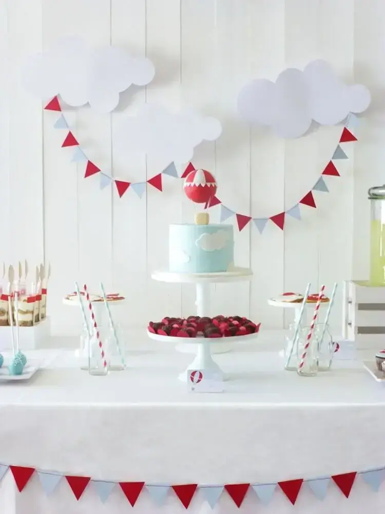 clean decoration for diaper tea in shade of blue and red Photo Mami and More