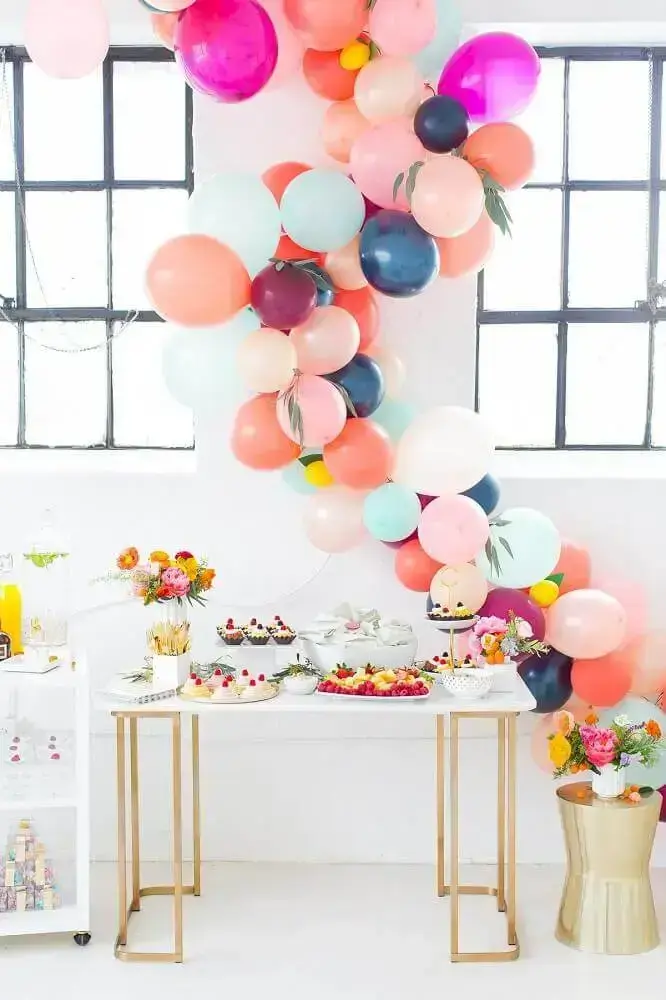 decoração de chá de bebê com balões coloridos e arranjos de flores Foto Sugar & Cloth