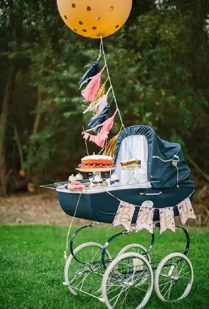 decoração de chá de fralda com bolo dentro do carrinho de bebê Foto Baby Shower Ideas