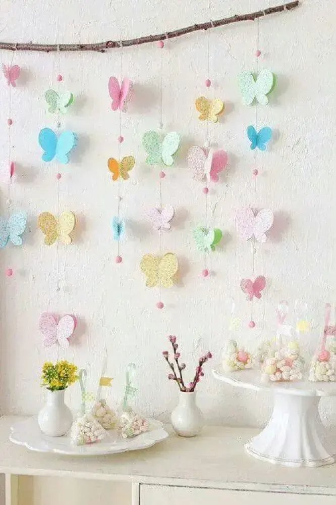 decoração delicada para chá de bebê com varal de borboletas Foto Pinterest