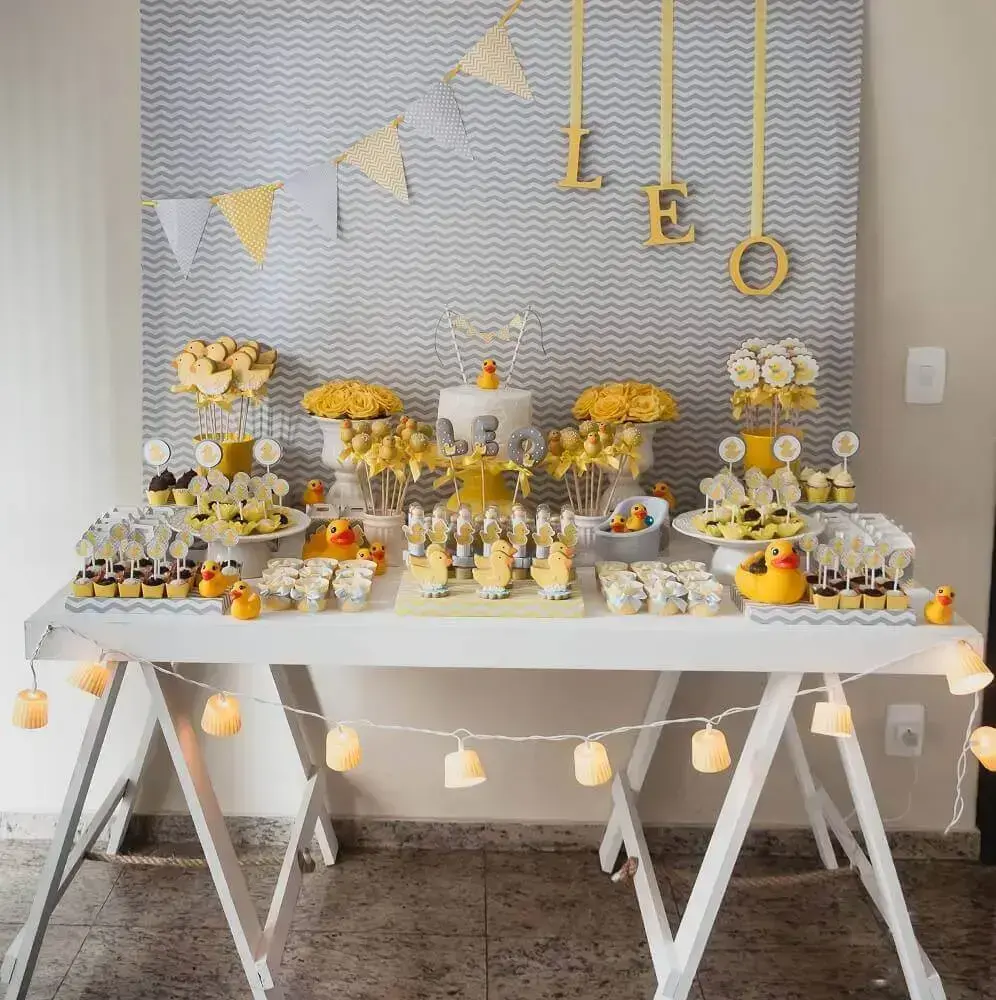 decoration for baby tea with ducklings on the table in shades of yellow and grey Photo Knanda Artes