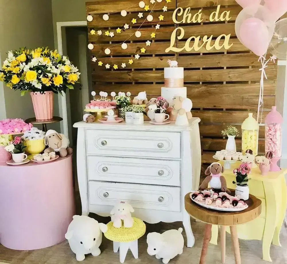 decoration for baby tea in shades of yellow and pink with pallet panel Photo Dimow Decorations