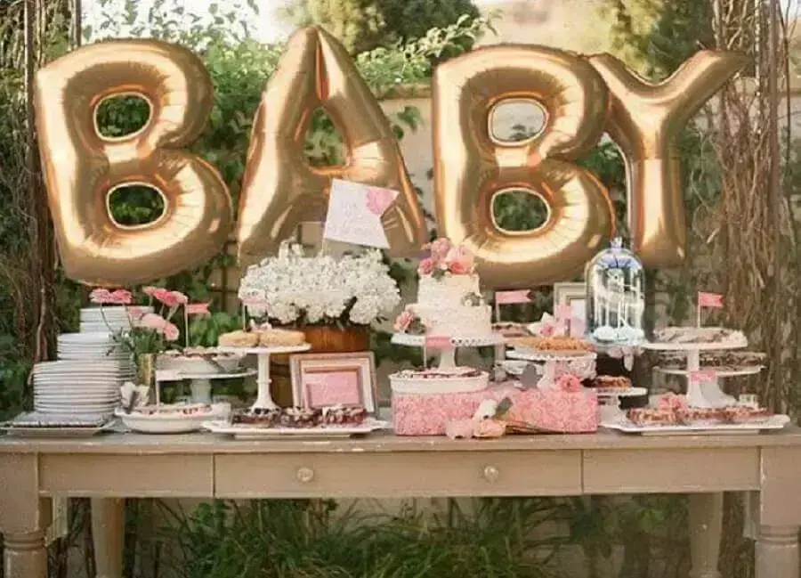decoração rústica para chá de bebê ao ar livre com balões escrito baby Foto Baby Shower Ideas