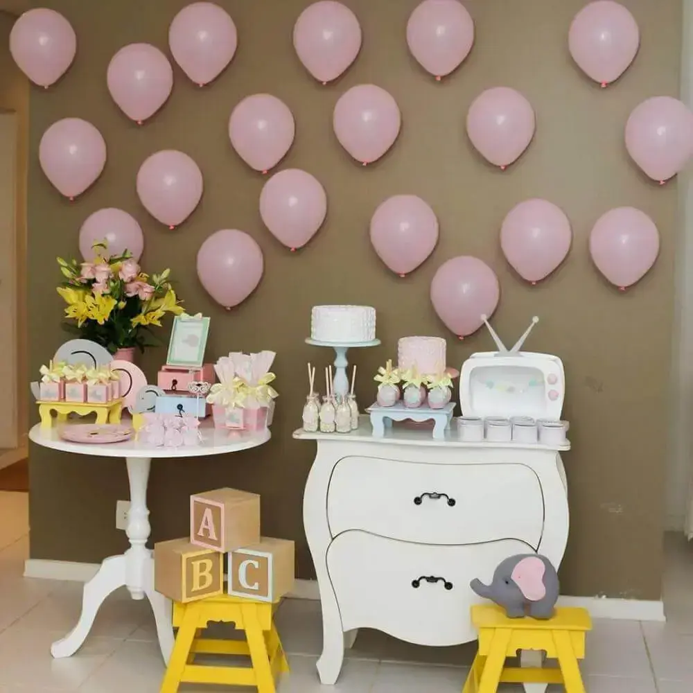 simple decoration for baby tea with pink balloon panel Foto Neusa Bonugli