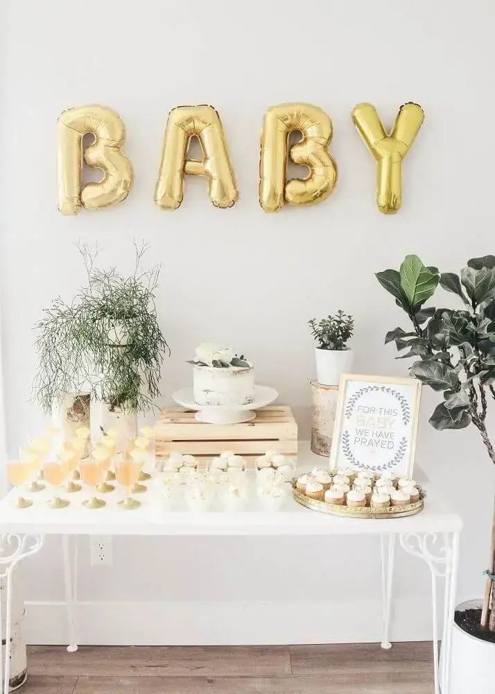 simple decoration for baby tea with plants and balloons in the shape of letters Foto Pinterest