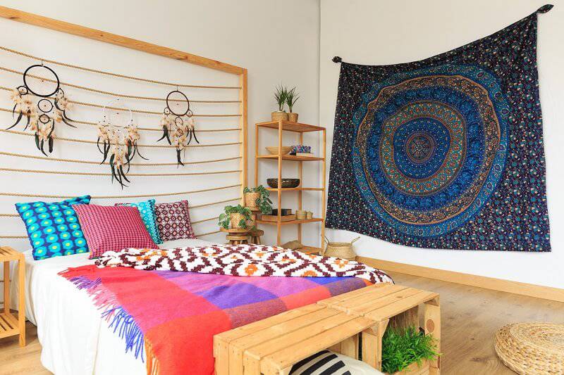 quarto hippie com colcha colorida