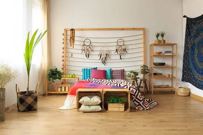 quarto hippie com móveis de madeira