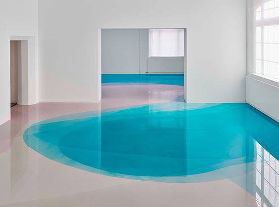 resina epoxi sala ampla azul piscina