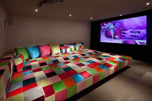 Sofá colorido para sala de cinema