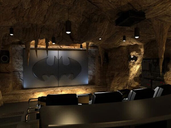 Cinema em casa com temática de Batcaverna