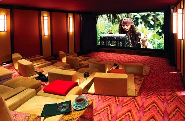 Cinema em casa com tela gigante