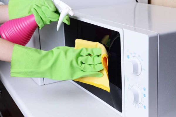 Como limpar microondas com manchas amarelas