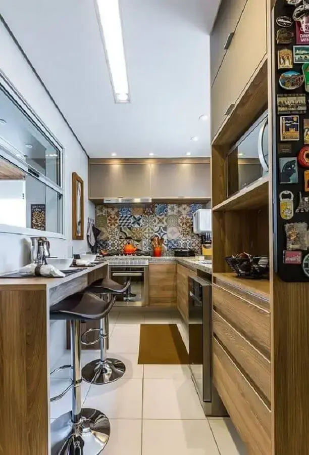 cozinha de apartamento decorada pequena com armários planejados de madeira Foto By Arquitetura