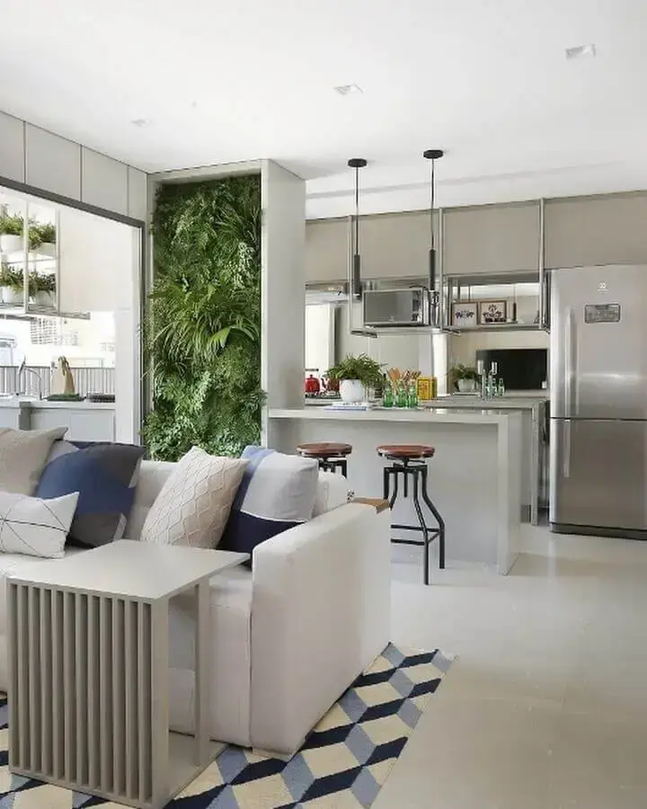 decoração de apartamento com jardim vertical e cozinha americana Foto Sesso e Dalanezi Arquitetura