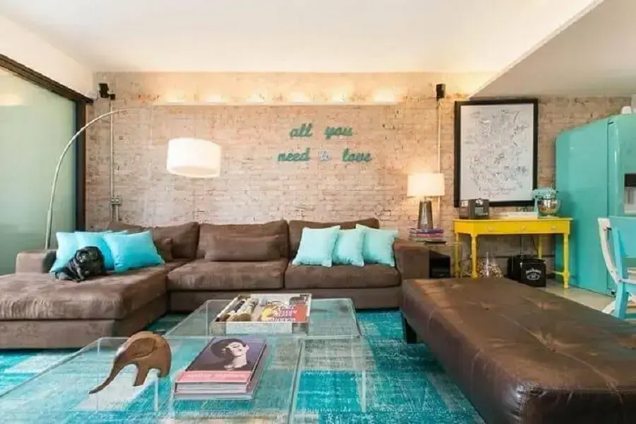 decoração de sala de apartamento com parede de tijolinho e sofá marrom Foto DT Estúdio