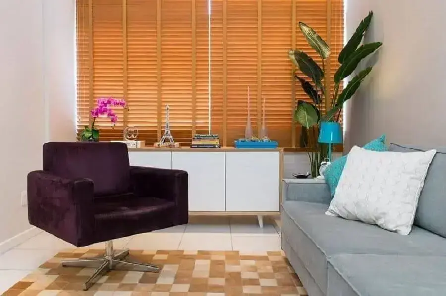sala de apartamento decorado com poltrona roxa e sofá cinza Foto Marcelo Bastos