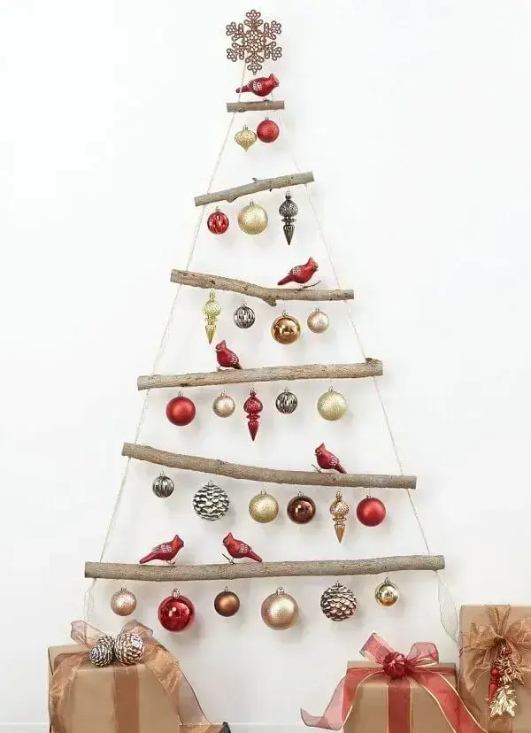 Artesanato de natal com galhos de árvore e bolas penduradas