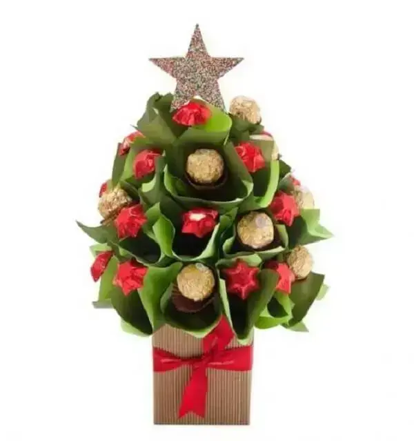 Lembrancinha de natal árvore decorada com papel e bombons